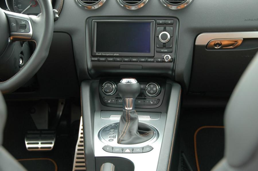Детали интерьера Audi TTS Coupe (8J) 2008 года  (NA) (фото 11 из 40)